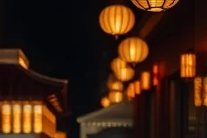 旧钟表店封面：橱窗里停摆的老式挂钟